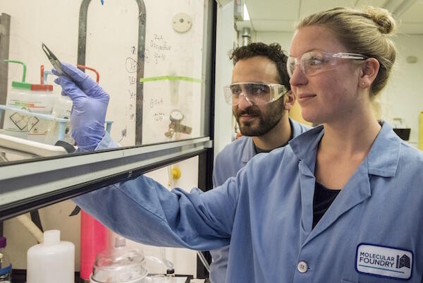 photo of students interning in a lab at molecular foundry